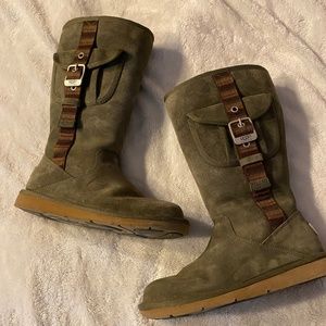 Green Ugg boot with pocket, size 6